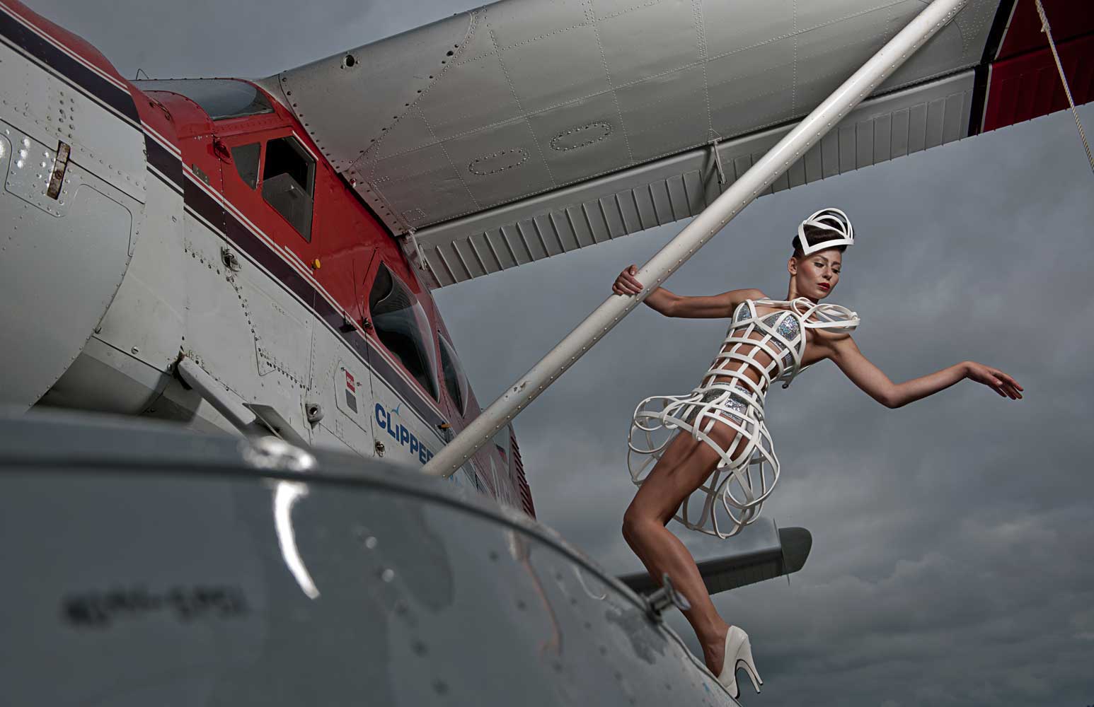 Fashion- und Lifestylebilder, Fashion-Fotos von Bevis, Fotograf in Kiel.  Frau im Kostüm auf einem Flugzeug.